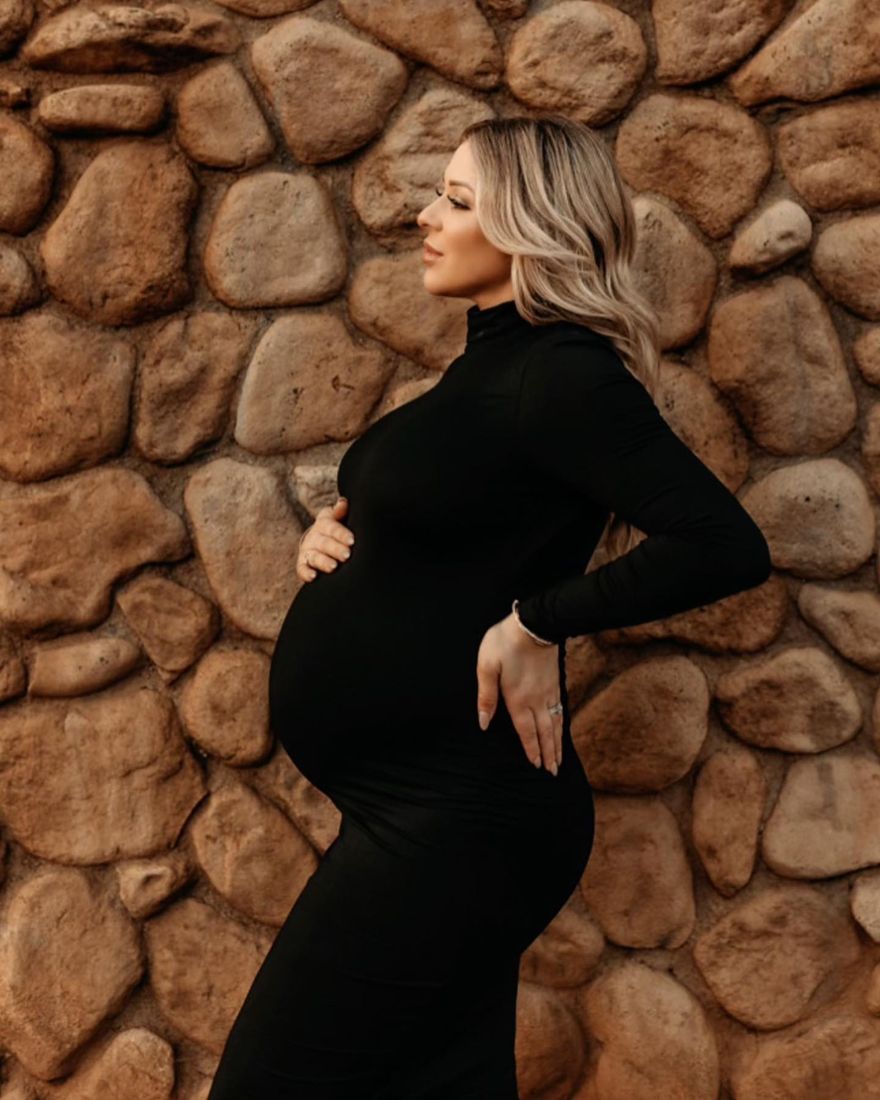 Maternity photoshoot with glam makeup and soft blonde waves