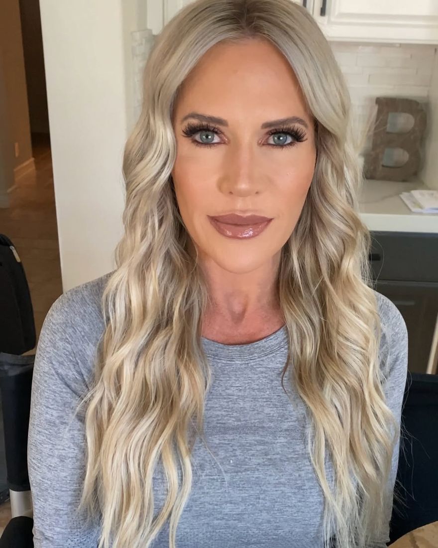 Red carpet glam with long blonde waves and full lashes